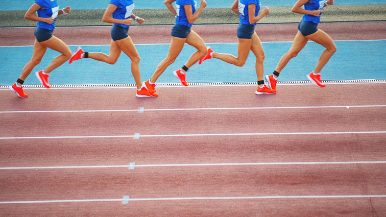 泰州举办“苏超泰州英雄大会”，市民夹道欢迎泰州队将士凯旋